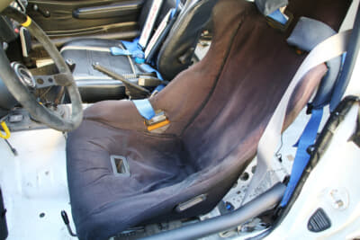 運転席はフルバケットシートだが、助手席は3代目S110型シルビアの純正シートを装備