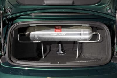 VW ザ・ビートル カブリオレはCリング式の車高調サスをセット。タンク1個を装備する