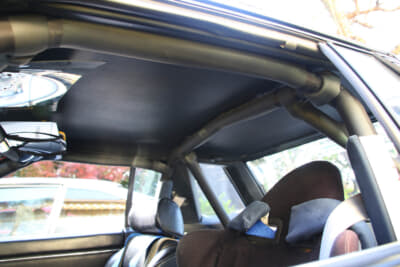 快適装備を持たないスパルタンな車内は、ロールケージが張り巡らされている