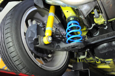 タイヤ、ホイール、ハブ、ブレーキ、サスペンションアームなどの総重量が「バネ下重量」に含まれる