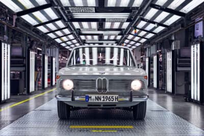 ノイエ・クラッセが1960年代の発売当初から大成功を収めたことは、BMWの歴史における数々の変遷の中でも重要な意味を持っている