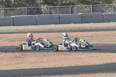 松井選手は2023年末に開催されたHRS-Kの特別講習会で、現役F1ドライバーの角田裕毅選手と熱戦を披露した。角田からのプレッシャーにも動じることなく、見事に勝利を飾った