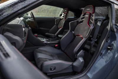 MY24にはレカロ社と開発した専用レカロ製カーボンバックバケットシートが装着されている