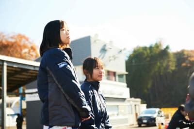 中学生で13歳の女性ドライバー松井紗羅選手（写真中央）