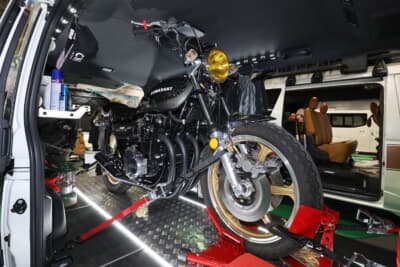 搭載するバイクは、GR8 STYLE社長のコレクションである往年の名車カワサキ Z1