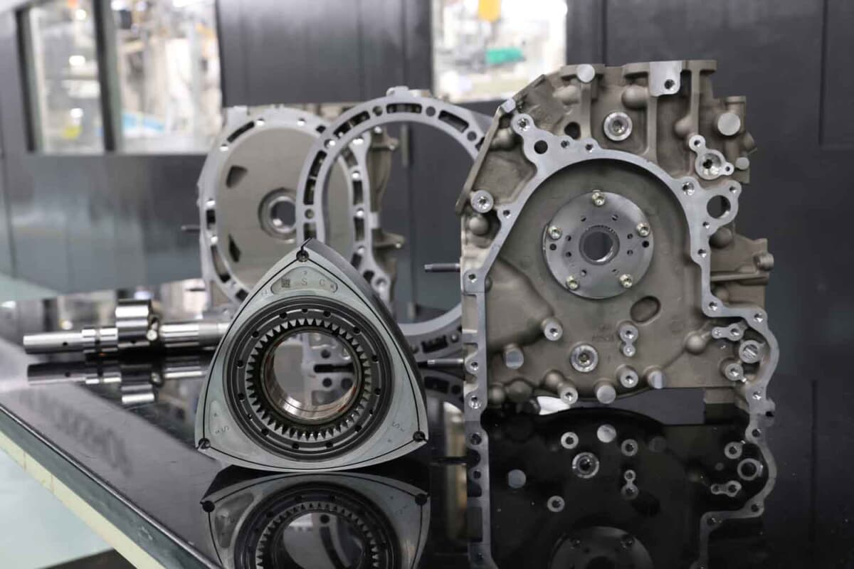 発電に用いられるエンジンは1ローターの830cc。コンパクトさを活かしてジェネレーターやモーターと一体化されている