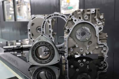 発電に用いられるエンジンは1ローターの830cc。コンパクトさを活かしてジェネレーターやモーターと一体化されている