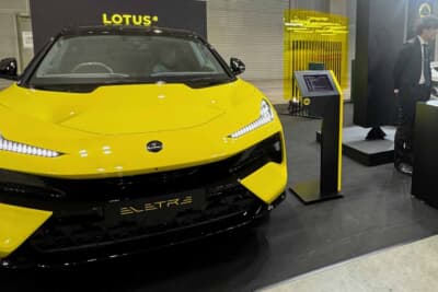 ロータスは初の電気自動車エレトレを展示