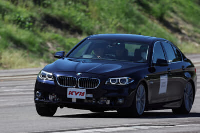 BMW 5シリーズの試乗車両には、フルアクティブ制御のショックアブソーバーが備わっていた
