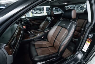 BMW 320i クーペのシートはRK Designで張り替え。普段遣いするためにジーンズで運転しても色移りしない素材をセレクト