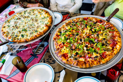 右が看板メニューのピザ「セリグマン」でラージサイズ。このときは珍しく大人数だったので2枚をオーダーしその場ですべて完食した