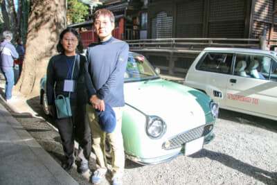 「クルマは子どものような存在」とも話してくれた“サンテ”さん（左）は、これからも極上のフィガロをパートナーとした自動車趣味生活を楽しんでいく