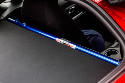 リアの剛性アップとシートベルトを追加するために、クスコのパワーブレース・トランクバープラスをセット