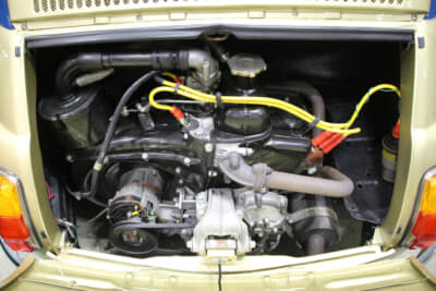 チンクエチェント博物館の販売車といえば電気自動車のフィアット500evも有名だが、ゴールドマドンナはエンジン仕様