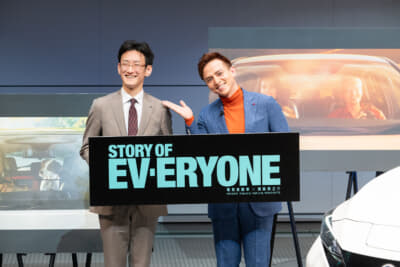 日産自動車日本マーケティング本部チーフマーケティングマネージャーの寺西章さん（左）と、俳優の満島真之介さん（右）