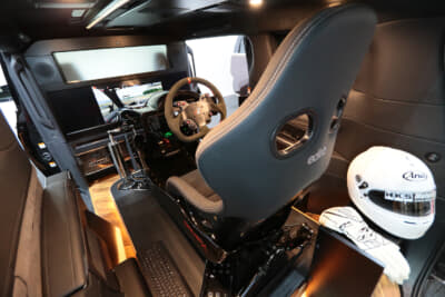 HKSのレクサスLMには、後席を取り払って設置されたドライビングシミュレーター。車内にはフルバケットシートにグローブ、ヘルメットも準備する