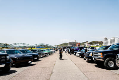栃木県足利市の中橋緑地北多目的広場駐車場にゲストカーを含め300台近くのアメ車が集合