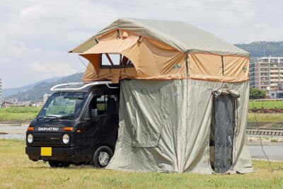 ハシゴ部分を覆うように設置するサイドテントはスペースも十分確保されている