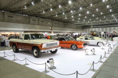 1960年代から1980年代にかけての5台のアメ車を展示していた