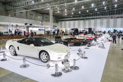 会場にはセナにゆかりの3台のF1マシンと1台の市販モデルが展示された