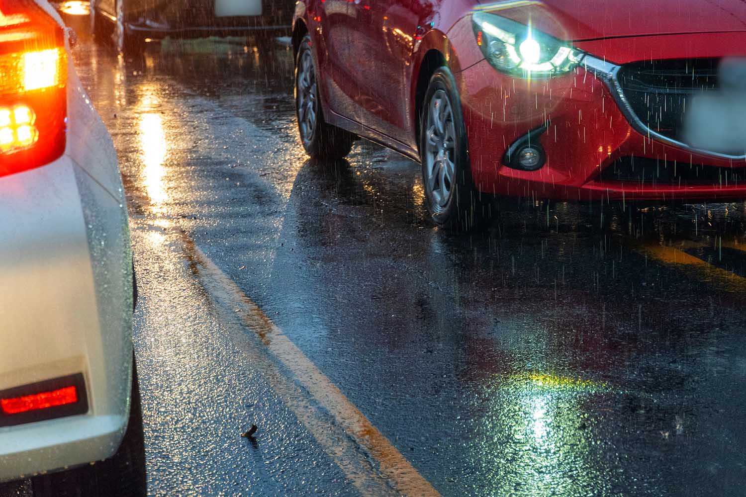 雨の日の事故件数は晴天時の4倍！ 降り始めや雨上がりが危険な理由と運転ポイントを紹介します