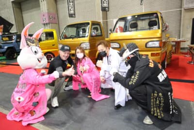 ハロースペシャルで記念撮影。「一番大阪オートメッセらしいブースですね」