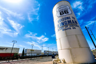 キングマンのシンボルとして有名な給水塔。BNSF鉄道が蒸気機関車のために建設したようで、線路のすぐ隣というロケーションだ