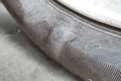 タイヤ側面やサイドウォールの一部にできる瘤、盛り上がったような変形のことをピンチカットという