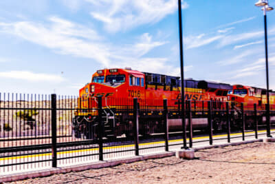鮮やかなオレンジ色が特徴のBNSF鉄道。アリゾナのルート66ではよく見かけるが、ここまで安全に接近できる場所は少ないかも？