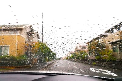 雨の降り始めは十分安全確認をしないで飛び出してくる可能性が高まるので、自車の存在に気づいてもらいやすいようにすることが肝要
