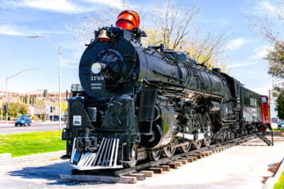 ロコモーティブ・パークに展示してある巨大なサンタフェ鉄道の蒸気機関車。季節によっては夜にライトアップすることもあるらしい