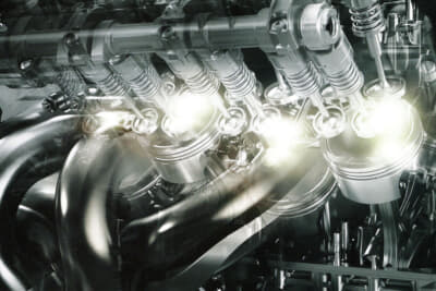 「One man- One engine」で造られるAMGならではのDOHC、V型8気筒、6.3L高性能エンジンを構成する550個のパーツは、すべて精密な計算の基に設計されている
