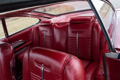 45万6000ドル（邦貨換算約6900万円）で落札されたフォード「サンダーバード イタリアン ショーカー」（C）Courtesy of RM Sotheby's