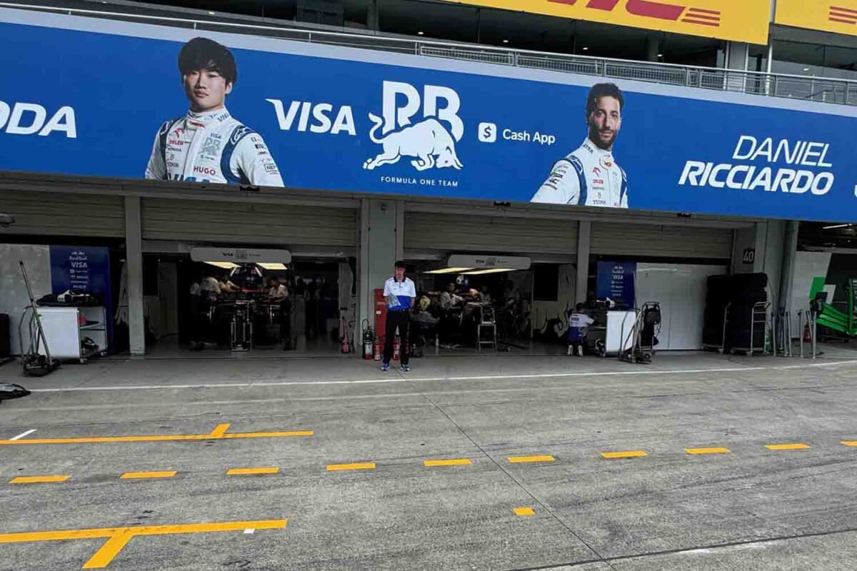 日本人で唯一F1に参戦する角田裕毅選手が所属するビザ・キャッシュアップRB F1チームのガレージ