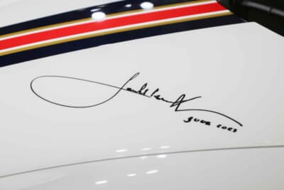 2023年6月4日にポルシェ・エクスペリエンスセンター東京で開催されたポルシェフェスティバルにスペシャルゲストとして登場した元レーシングドライバーのジャッキー・イクス氏がサインを書いた個体そのものだ