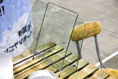 ヨコヤマオートグラスでは、メーカーロゴや品番の刻印などが可能