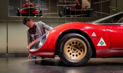 「ムゼオ・ストーリコ・アルファ ロメオ（アルファ ロメオ歴史博物館）」を訪ね、同館のアイコンでもあるスカリオーネの元祖ティーポ33/2ストラダーレを自らの愛車のデザインにインスピレーションを求めるがごとく検分した