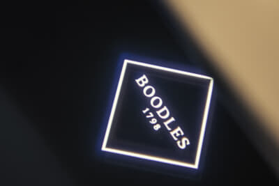 フロントフェンダーのロゴやウェルカムランプに「Boodles」のロゴがあしらわれる