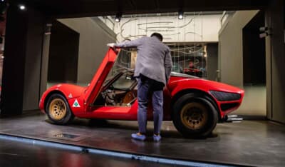 「ムゼオ・ストーリコ・アルファ ロメオ（アルファ ロメオ歴史博物館）」を訪ね、同館のアイコンでもあるスカリオーネの元祖ティーポ33/2ストラダーレを自らの愛車のデザインにインスピレーションを求めるがごとく検分