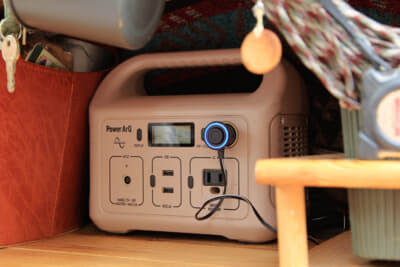 ポータブル電源は2個配置、電気毛布などに使用する