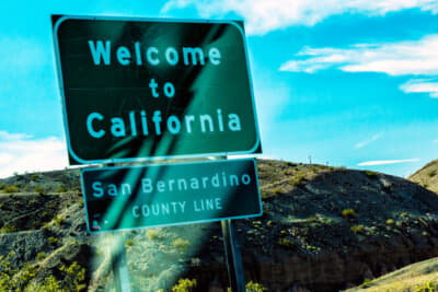 窓越しなので不鮮明な画像だが、州境を越えるにはインターステートしか手段がないので仕方ない。いよいよカリフォルニア州に突入