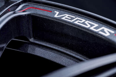 VERSUS VV25Rは工作機械から刃先までを自社で設計、開発した技術を用いて完成させた。グラスブラック色はロゴにもブラッククリアを施してシックな色合いに