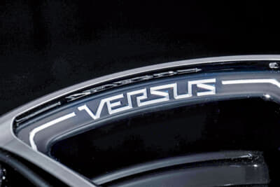 VERSUS VV25Rは三次元の曲面上にまで繊細な切削デザインを実現する特許技術「A.M.T.」を採用
