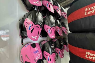 アルピーヌF1チームのドライバーが被るヘルメットはブラックとピンクで統一