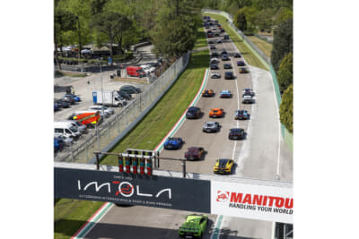 イモラサーキットのコースで行われた352台のランボルギーニによるパレードラン