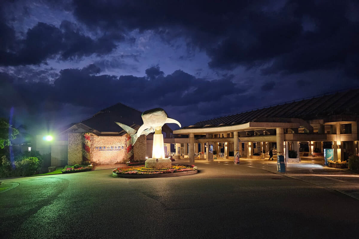 2日目の夜には沖縄を代表する大人気観光スポット「美ら海水族館」の巨大水槽前でガラ・ディナーが開催された