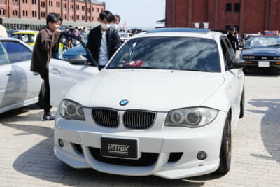 横浜赤レンガ倉庫で行われた「YOKOHAMA CAR SESSION～若者たちのカーライフ～」に展示された2006年式BMW 130i Mスポーツ