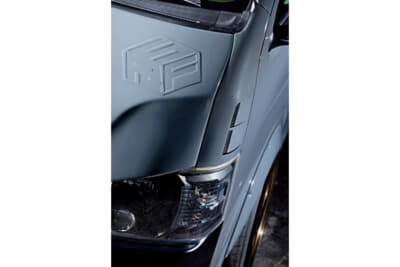 トヨタ ハイエース：ボンネットのエンボス加工は、ステッカーを貼ってクリアを厚く塗ることで立体感を出す