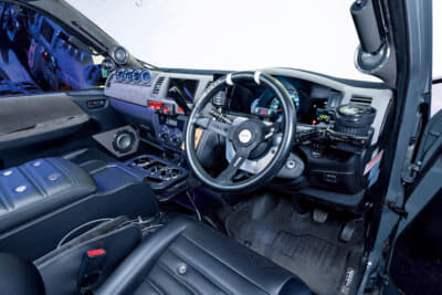 トヨタ ハイエース：インテリアはモモステアリングにレカロシートを装着