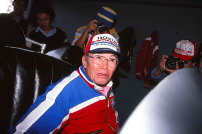 1983年に開催された鈴鹿20周年イベントでカーチス号に乗り込む本田宗一郎氏